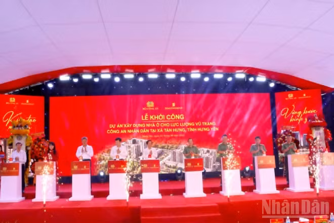 Các đại biểu thực hiện nghi thức khởi công.