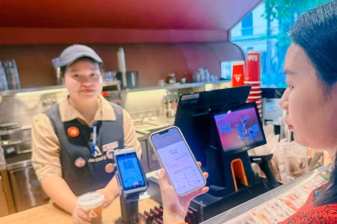 Khách hàng quét mã VietQR Global thanh toán tại điểm bán hàng. (Ảnh: QUỲNH TRANG)