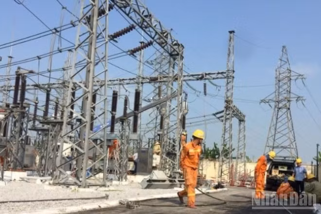 Công nhân ngành điện lực tỉnh Hưng Yên túc trực tại địa bàn, sẵn sàng xử lý sự cố phát sinh trong mùa nắng nóng.