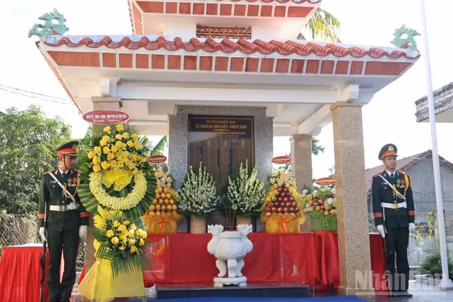 Bia tưởng niệm di tích lịch sử-văn hóa vụ thảm sát Diên Niên-Phước Bình ở thôn Diên Niên, xã Sơn Tịnh. (Ảnh: HIỂN CỪ)