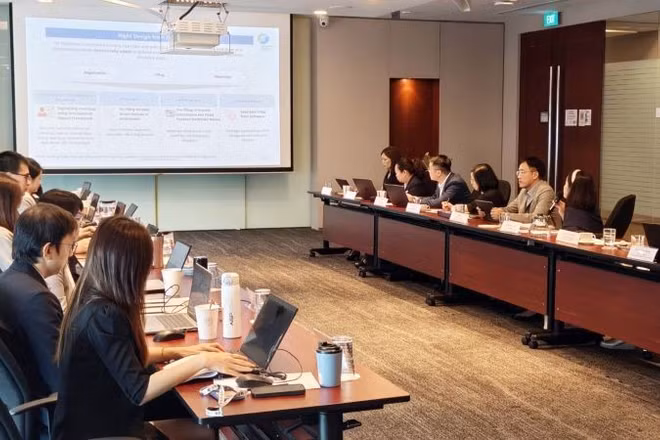Phó Cục trưởng Mai Sơn trao đổi với các chuyên gia thuộc Cơ quan Thuế Singapore (IRAS).