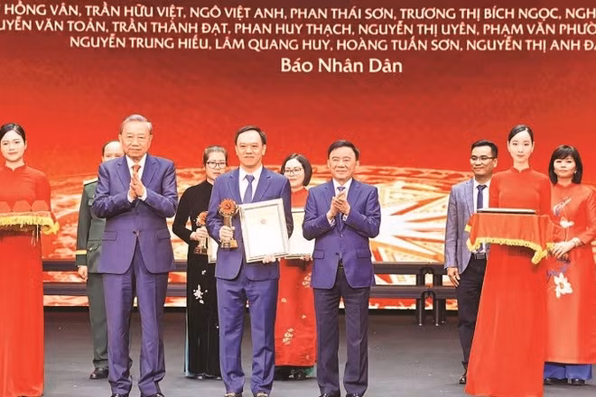Tổng Bí thư Tô Lâm và đồng chí Trần Cẩm Tú, Ủy viên Bộ Chính trị, Thường trực Ban Bí thư, Chủ nhiệm Ủy ban Kiểm tra Trung ương trao giải A cho đại diện nhóm tác giả Báo Nhân Dân đoạt Giải Báo chí toàn quốc về xây dựng Đảng (Giải Búa liềm vàng) lần thứ IX-năm 2024. Ảnh: DUY LINH.