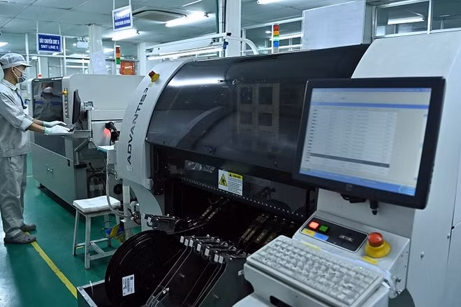 Công nhân kỹ thuật vận hành dây chuyền sản xuất. (Ảnh: nhandan.vn).