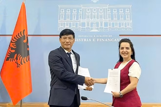 Phó Cục trưởng Đặng Ngọc Minh và bà Zarina Taja ký biên bản ghi nhớ dự thảo Hiệp định tại vòng đàm phán thứ hai.