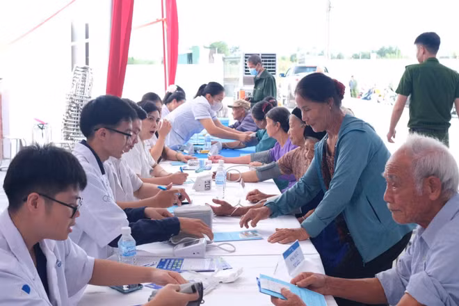 Dược sĩ Pharmacity và nhân viên y tế Bệnh viện Đại học Y Hà Nội phối hợp hướng dẫn, phân luồng người dân bảo đảm công tác khám diễn ra thuận lợi. (Ảnh: Pharmacity)