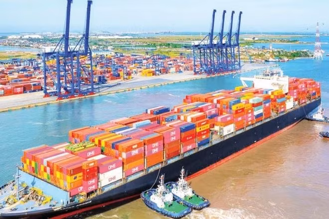 Hoạt động xuất nhập khẩu hàng hóa tại cảng nước sâu Lạch Huyện, Hải Phòng. (Ảnh: ĐÔNG GIANG)