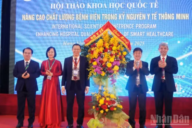 Đại diện Bộ Y tế tặng hoa chúc mừng Bệnh viện đa khoa Thái Bình (tỉnh Hưng Yên) tại Hội thảo khoa học quốc tế.