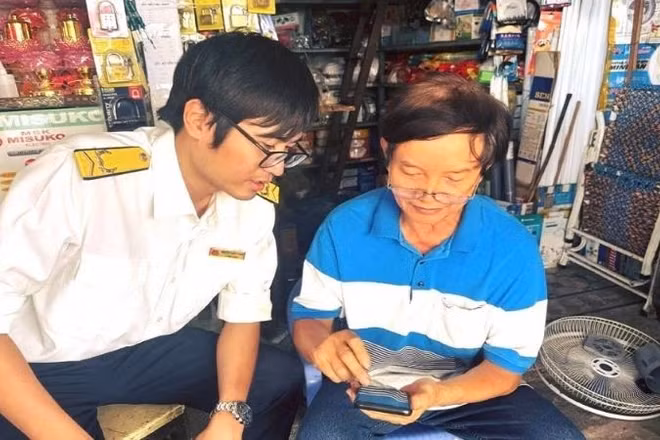 Công chức thuế hướng dẫn, hỗ trợ tại cơ sở của người nộp thuế.