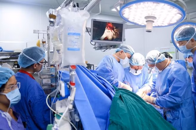 Các bác sĩ Bệnh viện Hữu nghị Việt Đức thực hiện ca ghép tạng.