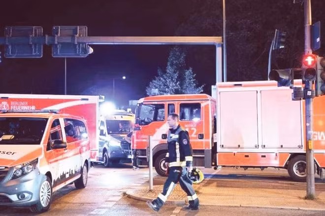 Lực lượng cứu hộ triển khai tại hiện trường vụ lao xe ở Berlin. (Ảnh: TÂN HOA XÃ)
