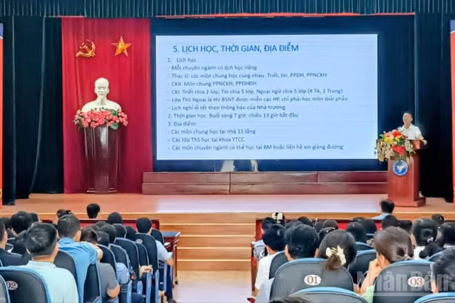 Quang cảnh lễ chào mừng tân học viên sau đại học nhập học năm 2025.