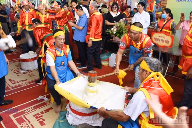 Thi giã bánh dày trong Liên hoan ẩm thực tỉnh Hưng Yên lần thứ 3.