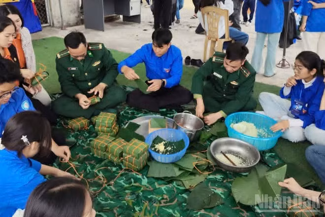 Bộ đội biên phòng tỉnh Hưng Yên cùng đoàn viên thanh niên trên địa bàn xã Đông Thụy Anh gói bánh chưng tặng người có hoàn cảnh khó khăn.