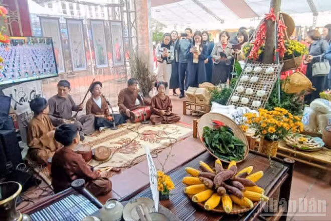 Các đại biểu tham quan 8 gian trưng bày và trình diễn các loại hình nghệ thuật truyền thống.