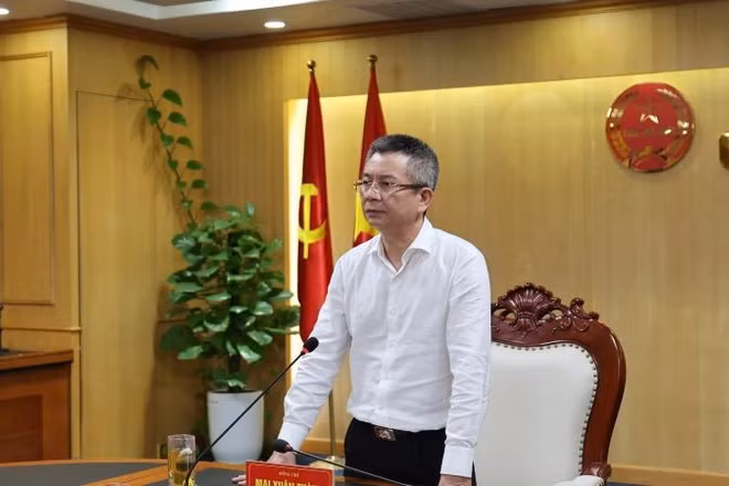 Cục trưởng Mai Xuân Thành chỉ đạo tại cuộc họp.