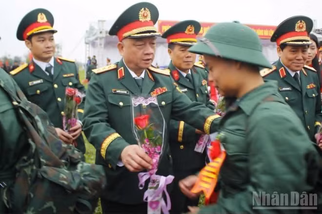 Thượng tướng Nguyễn Quang Ngọc, Ủy viên Trung ương Đảng, Ủy viên Quân ủy Trung ương, Thứ trưởng Bộ Quốc phòng tặng hoa động viên tân binh tỉnh Hưng Yên lên đường nhập ngũ.