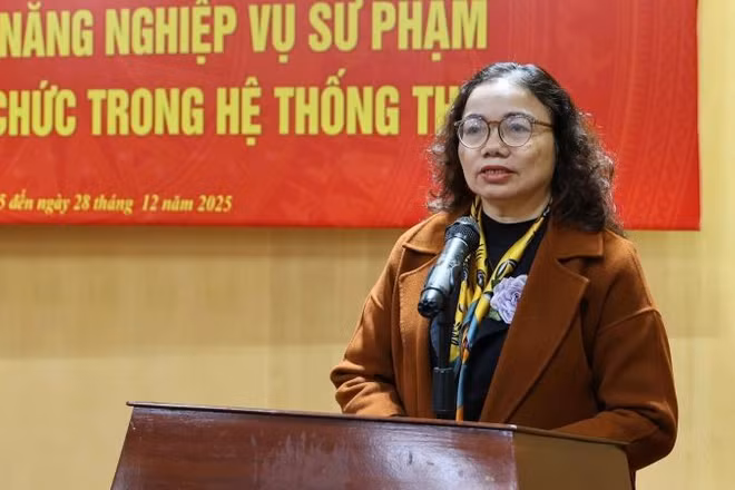 Giảng viên Trường đại học Sư phạm Hà Nội chia sẻ tại buổi học.