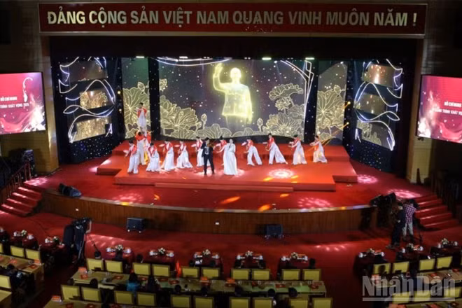 Các tiết mục văn nghệ đặc sắc tại chương trình.