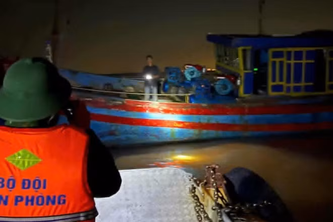 Cán bộ, chiến sĩ đồn biên phòng Cảng cửa khẩu Diêm Điền tiếp cận phương tiện bị sự cố phá nước khi di chuyển trên biển. (Ảnh: Bộ đội biên phòng cung cấp)