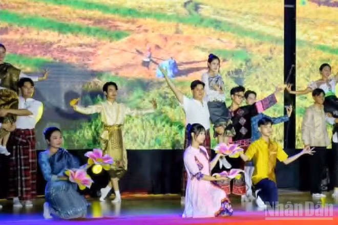 Chương trình văn nghệ đặc sắc do lưu học sinh quốc tế biểu diễn tại Chương trình giao lưu sinh viên Việt Nam-Campuchia năm 2025.