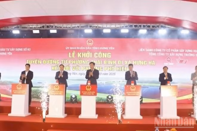Các đại biểu thực hiện nghi thức khởi công dự án.