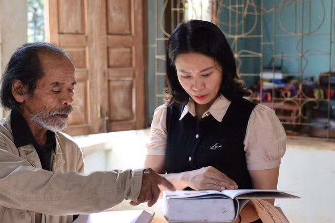 Nghệ nhân Mấu Quốc Tiến (Chamaliaq Riya Tiẻng) đang kể lại câu chuyện sưu tầm Sử thi Raglai với cán bộ văn hóa. (Ảnh: Vũ Tân)