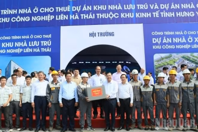 Đồng chí Phạm Gia Túc, Ủy viên Bộ Chính trị, Phó Thủ tướng Thường trực Chính phủ tặng quà cho công nhân, lao động khu công nghiệp Liên Hà Thái (tỉnh Hưng Yên).