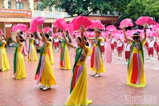 Lần đầu tiên, Sở Giáo dục và Đào tạo tỉnh Hưng Yên tổ chức đồng diễn múa hát sân trường cấp tiểu học trên quy mô toàn tỉnh.