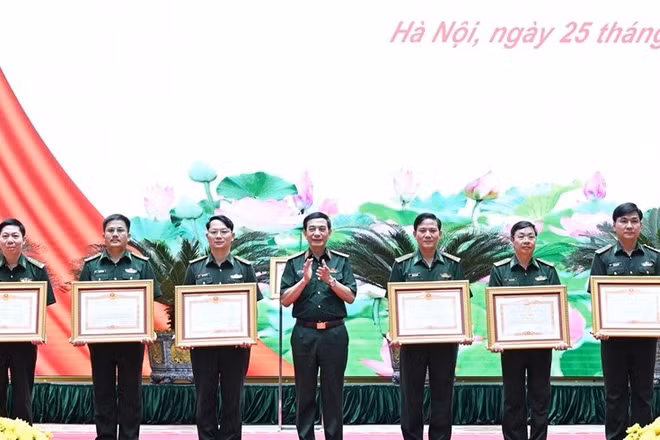 Đại tá Đỗ Quang Thấm, Phó Chính ủy Bộ Chỉ huy Quân sự tỉnh Đắk Lắk, Chính ủy Ban Chỉ huy Bộ đội Biên phòng (người đứng ngoài cùng bên trái) vinh dự nhận Bằng khen của Thủ tướng Chính phủ. (Ảnh: Dân Quân)