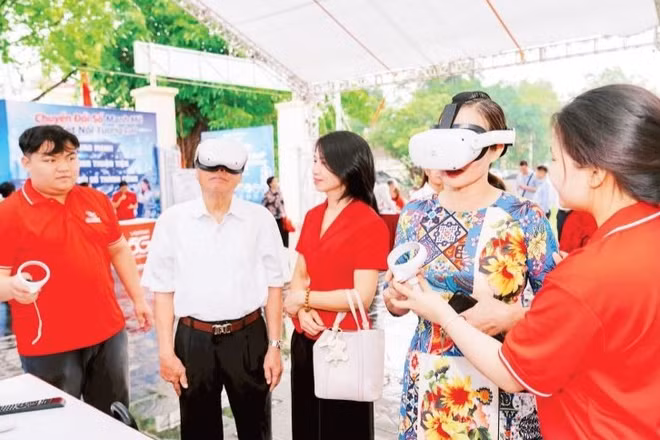 Người dân tham gia các hoạt động trải nghiệm tại Nhà văn hóa số trên địa bàn xã Đông Anh. (Ảnh GIANG NAM)