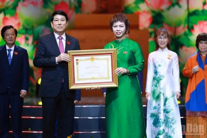 Chủ tịch nước Lương Cường trao tặng danh hiệu Anh hùng Lao động cho Tập đoàn ThaiBinh Seed.