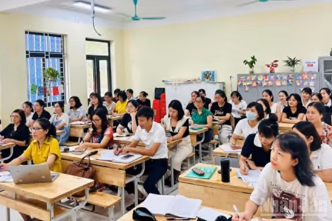 Tập huấn sử dụng AI tại điểm cầu Trường tiểu học Liên Nghĩa (tỉnh Hưng Yên).