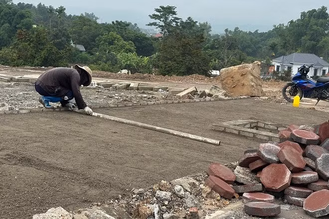 Công nhân của đơn vị thi công đang khẩn trương hoàn thiện các hạng mục dự án đường Thanh Minh-Độc Lập. 