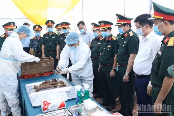 Đoàn công tác Quân khu 3 đi kiểm tra thực tế lấy mẫu hài cốt liệt sĩ tại nghĩa trang phường Trần Lãm. (Ảnh: MAI TÚ)