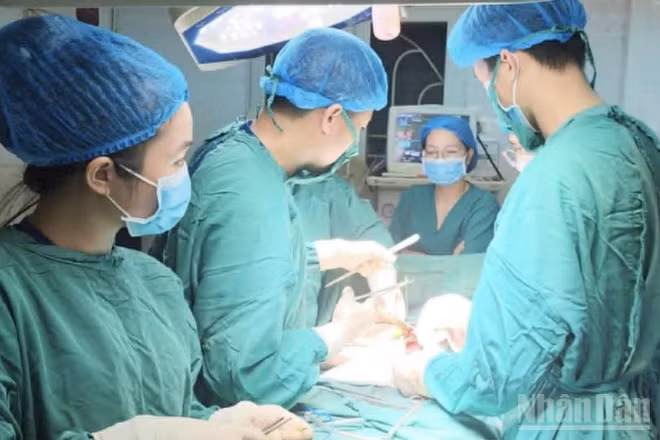 Kíp phẫu thuật Bệnh viện đa khoa Kiến Xương (tỉnh Hưng Yên) thực hiện ca phẫu thuật kéo dài 3 tiếng, giành lại sự sống cho bệnh nhân bị tai nạn giao thông.