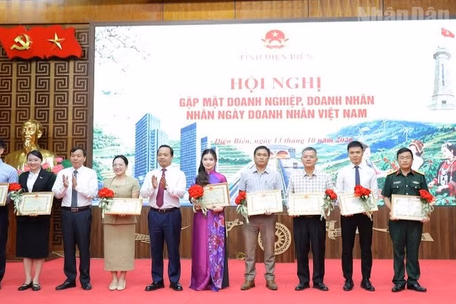 Đồng chí Trần Tiến Dũng, Ủy viên Trung ương Đảng, Bí thư Tỉnh ủy Điện Biên và đồng chí Lê Văn Lương, Chủ tịch Ủy ban nhân dân tỉnh trao Bằng khen, chúc mừng các doanh nghiệp, doanh nhân. (Ảnh: LÊ LAN)