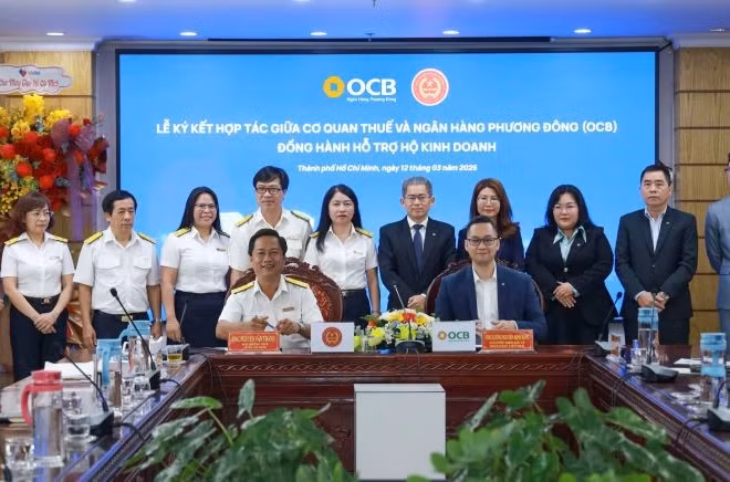 Đại diện Lãnh đạo OCB và Thuế Thành phố Hồ Chí Minh thực hiện ký kết tại buổi lễ.