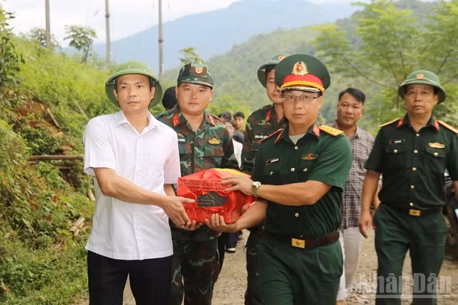 Cán bộ, chiến sĩ và các lực lượng tham gia đưa hài cốt liệt sĩ dời khu vực khai quật. (Ảnh: THANH SƠN)
