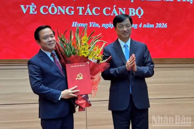 Đồng chí Nguyễn Duy Ngọc, Ủy viên Bộ Chính trị, Bí thư Trung ương Đảng, Trưởng Ban Tổ chức Trung ương trao Quyết định của Bộ Chính trị cho đồng chí Phạm Quang Ngọc. (Ảnh: Phạm Hà)