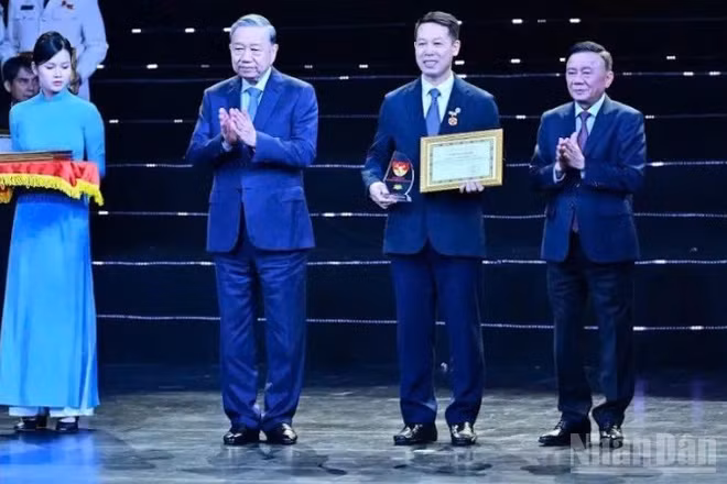 Tổng Bí thư Tô Lâm và đồng chí Trần Cẩm Tú, Ủy viên Bộ Chính trị, Thường trực Ban Bí thư trao Giấy chứng nhận và biểu trưng tặng Công ty cổ phần Green i-Park.