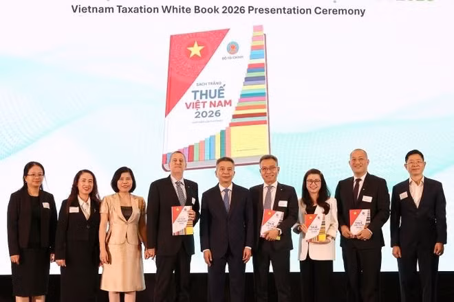 Cục trưởng Mai Xuân Thành chính thức giới thiệu và trao tặng “Sách Trắng Thuế Việt Nam 2026” cho Deloitte Việt Nam.