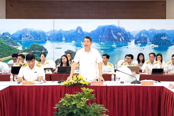 Thứ trưởng Tài chính Cao Anh Tuấn phát chỉ đạo hội thảo.