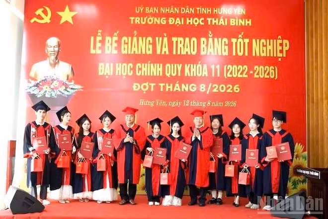 Niềm vui của các tân cử nhân ngày nhận bằng tốt nghiệp.
