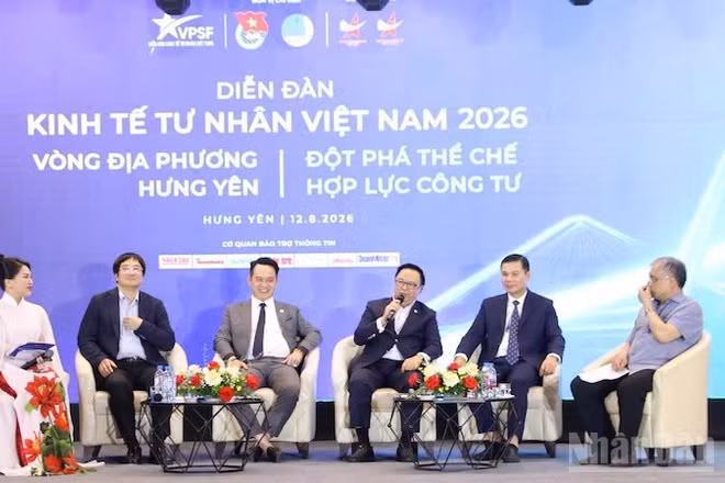 Các diễn giả tham gia trao đổi tại diễn đàn.