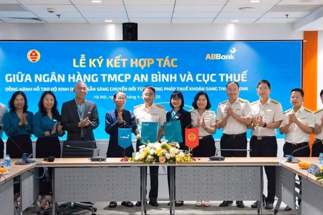 Đại diện lãnh đạo hai đơn vị thực hiện ký kết hợp tác.