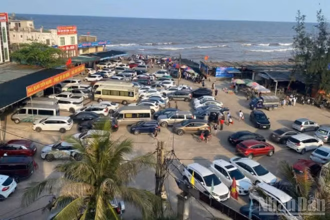 Lượng phương tiện của người dân đổ về bãi tắm Cồn Vành rất đông trong 2 ngày nghỉ lễ.