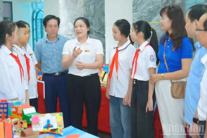 Bí thư Đảng ủy xã Vũ Thư, tỉnh Hưng Yên Phạm Thị Như Phong trao đổi với các em học sinh trên địa bàn. 