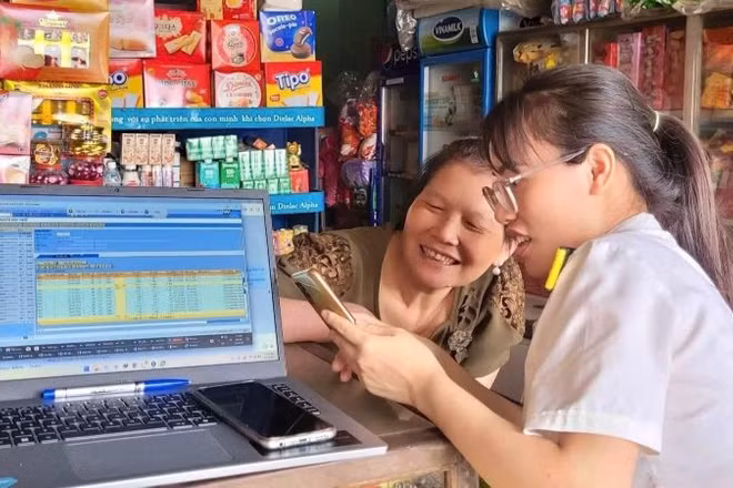 Công chức Thuế tỉnh Thanh Hoá hỗ trợ người nộp thuế kê khai, nộp thuế qua ứng dụng eTax Mobile.