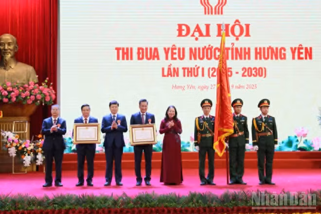 Phó Chủ tịch nước Võ Thị Ánh Xuân trao Huân chương Lao động hạng Nhất, hạng Ba tặng Đảng bộ, chính quyền và nhân dân tỉnh Hưng Yên.