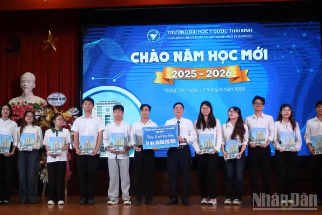 Trao học bổng cho hơn 60 sinh viên có thành tích xuất sắc trong học tập.